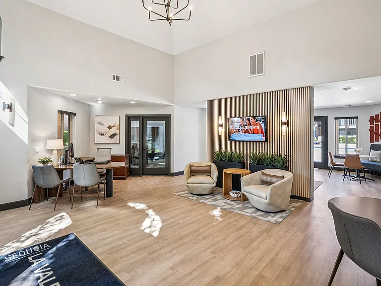 La Valencia Apartment Homes — Photo 13