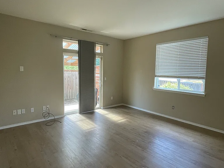 596 Cameron St NE — Photo 10