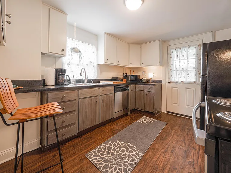132 E Whittier St — Photo 13