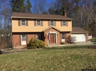 5 Pinewood Dr, Glenville, NY 12302
