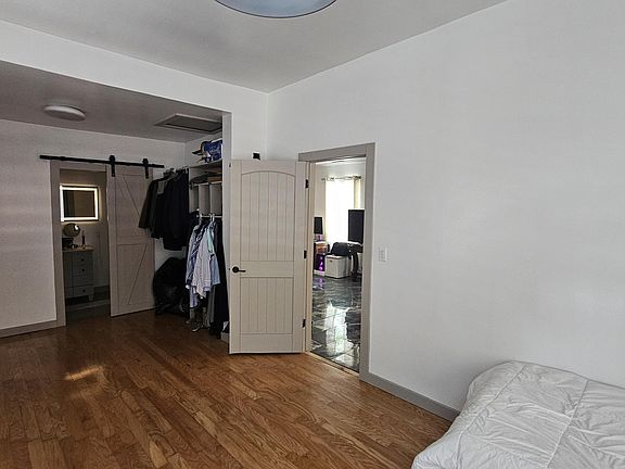 5th image of 912 Amherst St