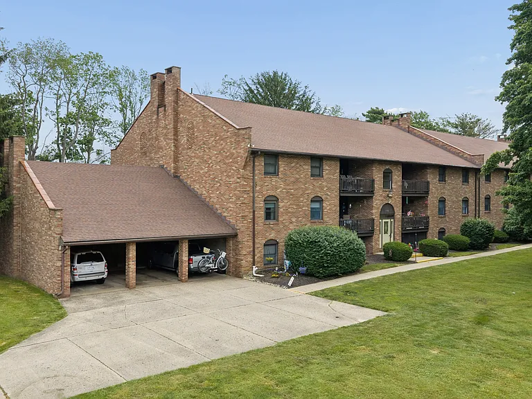 Carriage Hill Apartments — Photo 14
