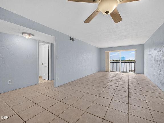 4th image of 118 S Halifax Ave APT 402