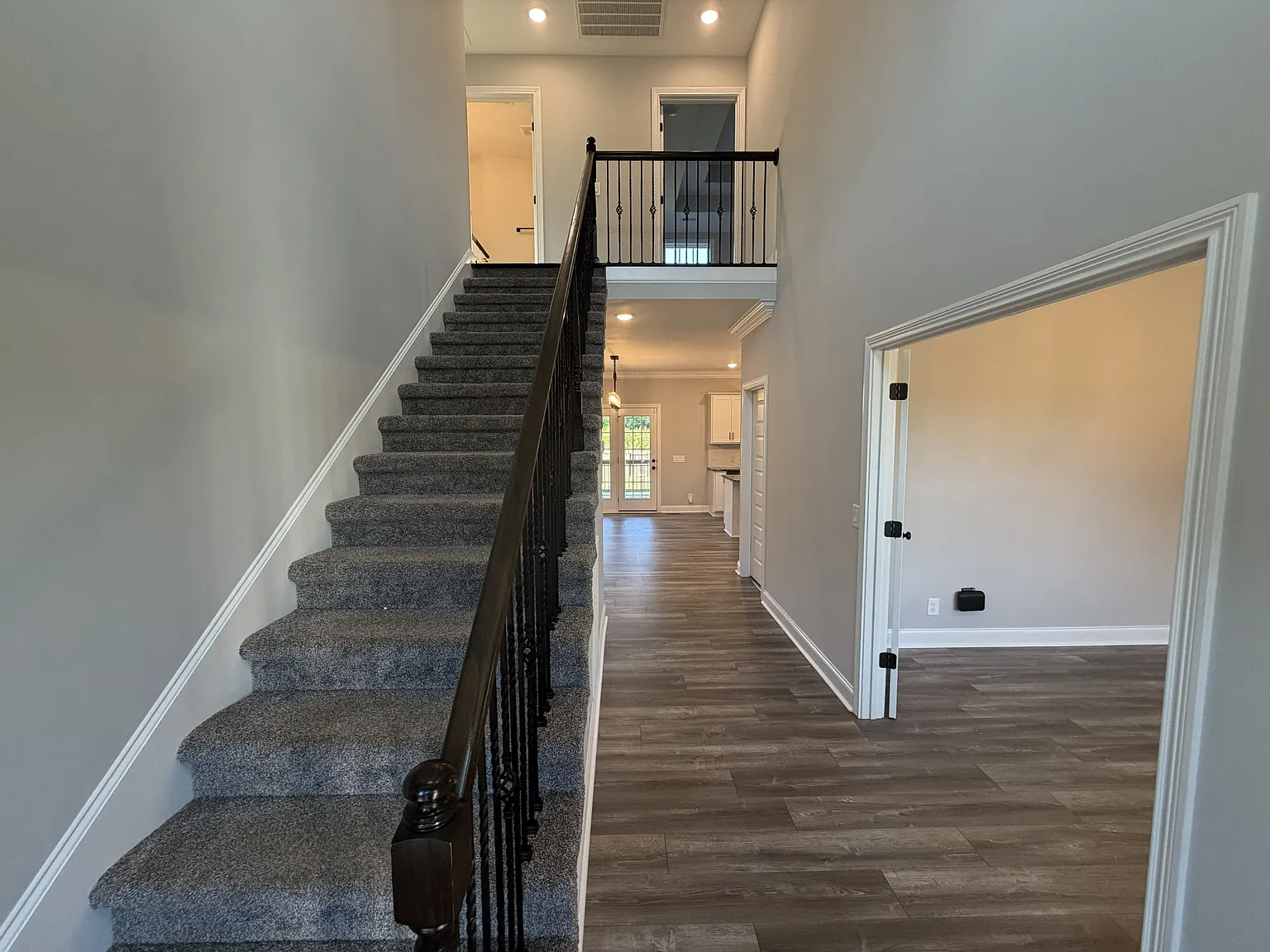 3 bed, 2.5 bath, 2200 sqft, $2,000 — Photo 2