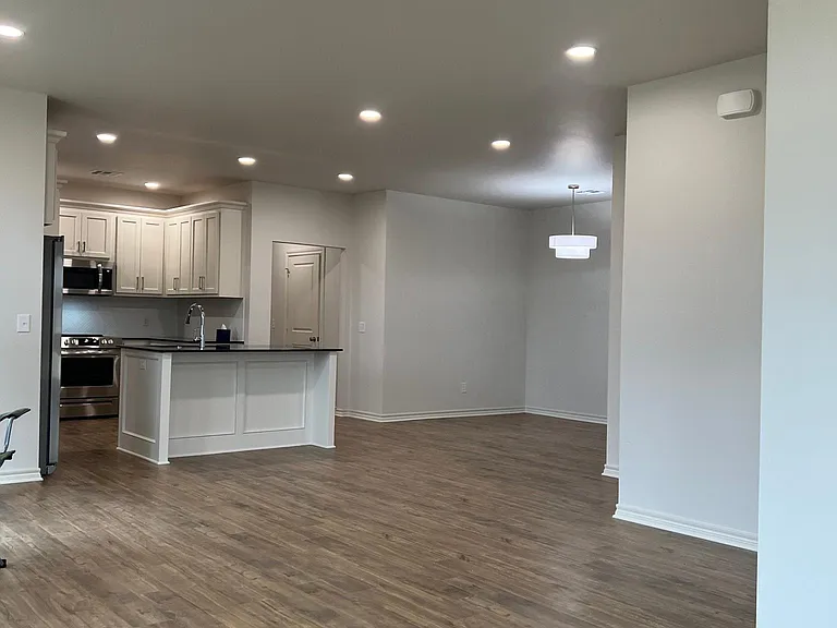 1010 Lovers Ln — Photo 4