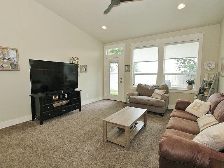 3316 E Girdner Dr — Photo 6