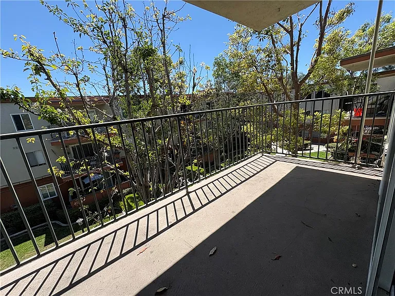 400 N Acacia Ave — Photo 23