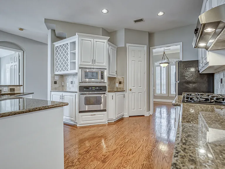 6533 Riveredge Dr — Photo 9