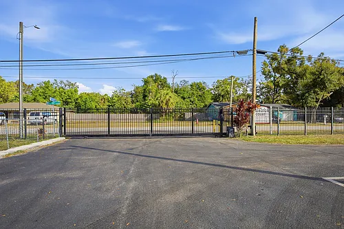 Lexington Court Community Photo 1
