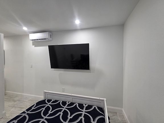 Comfortable studio featuring Smart TV, Netflix, and air conditioning.