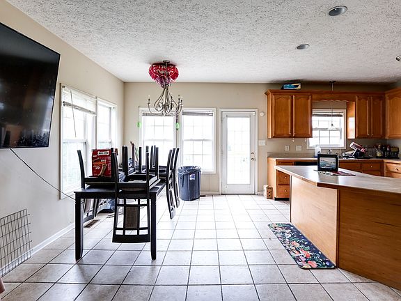 4th image of 3220 Twelve Oaks Blvd