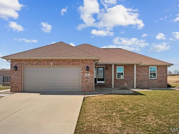 110 Bridgewater Ln, Highland, IL 62249