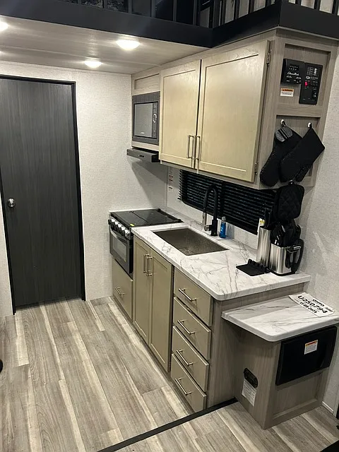 2 bed, 304 sqft, $1,100 — Photo 3