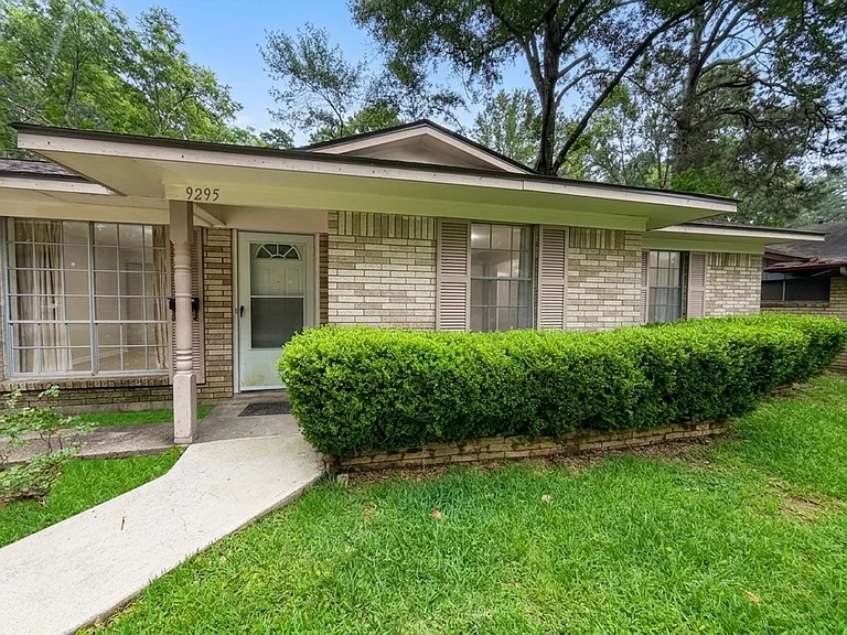 9295 Savanna Dr — Photo 2