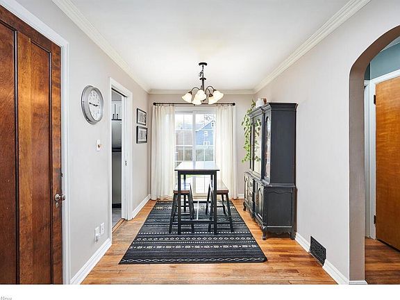 4th image of 2438 Chestnut Blvd