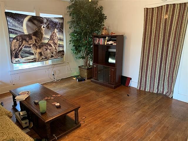 2nd image of 909 Thomas St