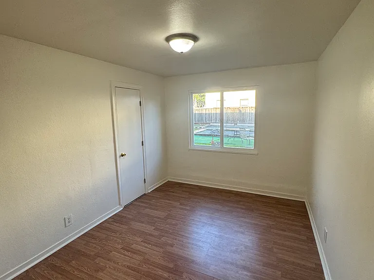 1033 Estudillo St — Photo 10