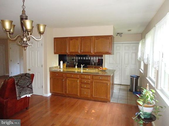 5th image of 12 Cherry Laurel Dr