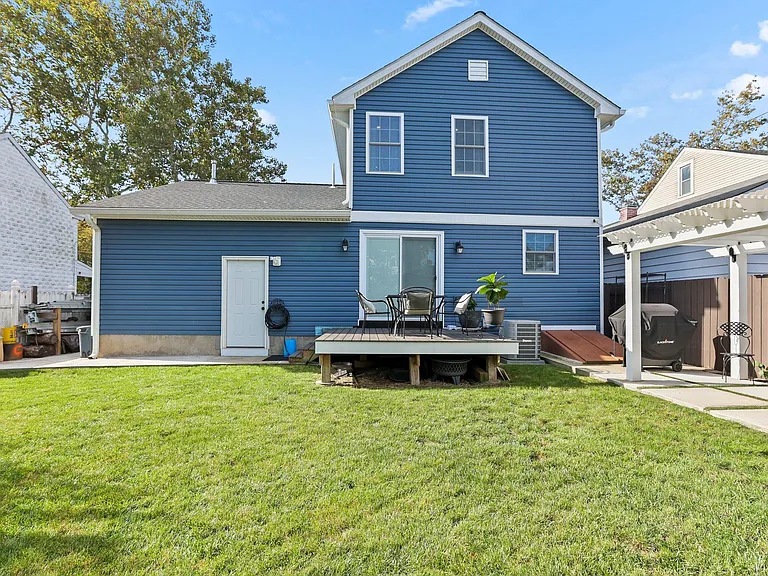 234 Howell St — Photo 4