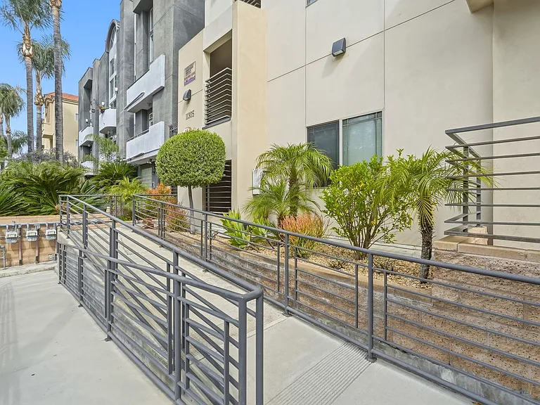 11305 Moorpark St — Photo 51