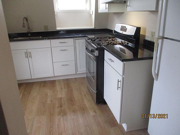 New Kitchen. Gas stove. Granite countertops.
