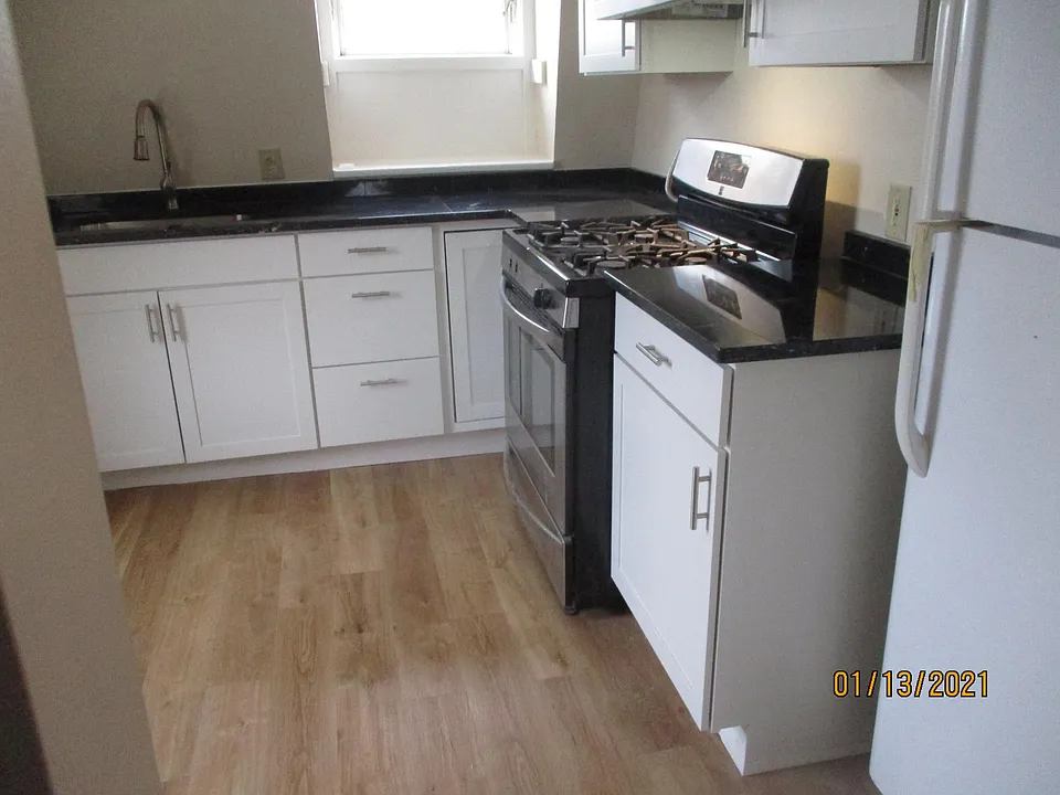 New Kitchen. Gas stove. Granite countertops.