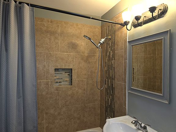 5th image of 709 Parkside Cir