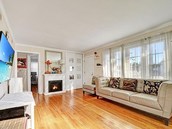 3rd image of 10142 Dora St