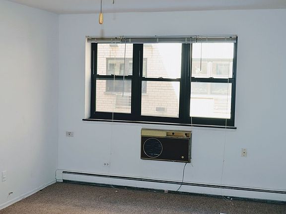 5th image of 462 W Aldine Ave #214