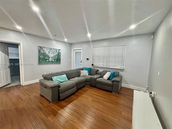 5th image of 3010 N 73rd Ave