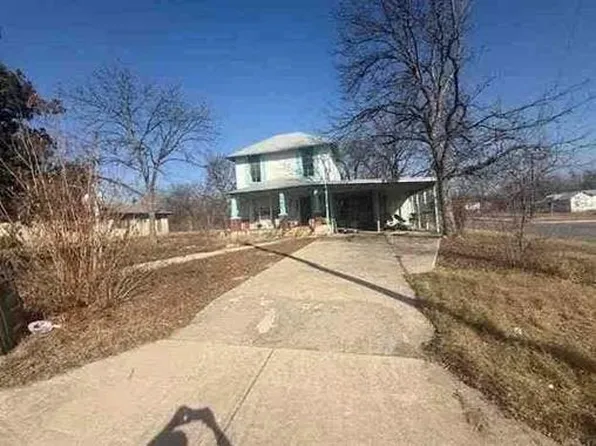136 E Doughty St, Uvalde, TX 78801