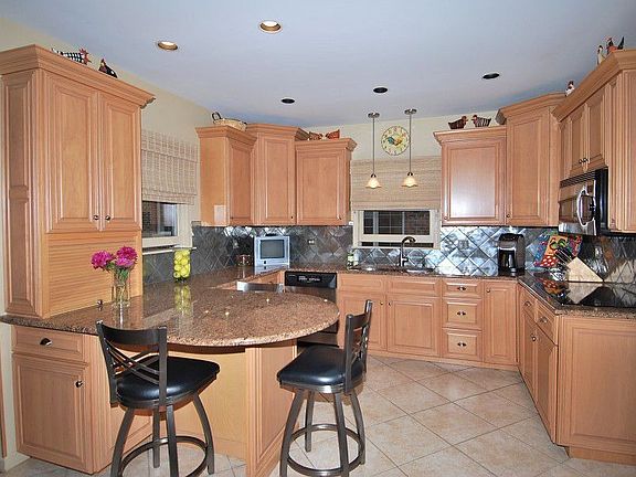 4th image of 628 S Waiola Ave