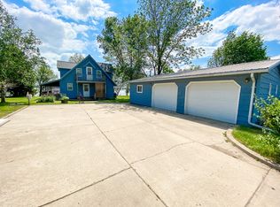 102 N Lake Hendricks Dr, Hendricks, SD 57276