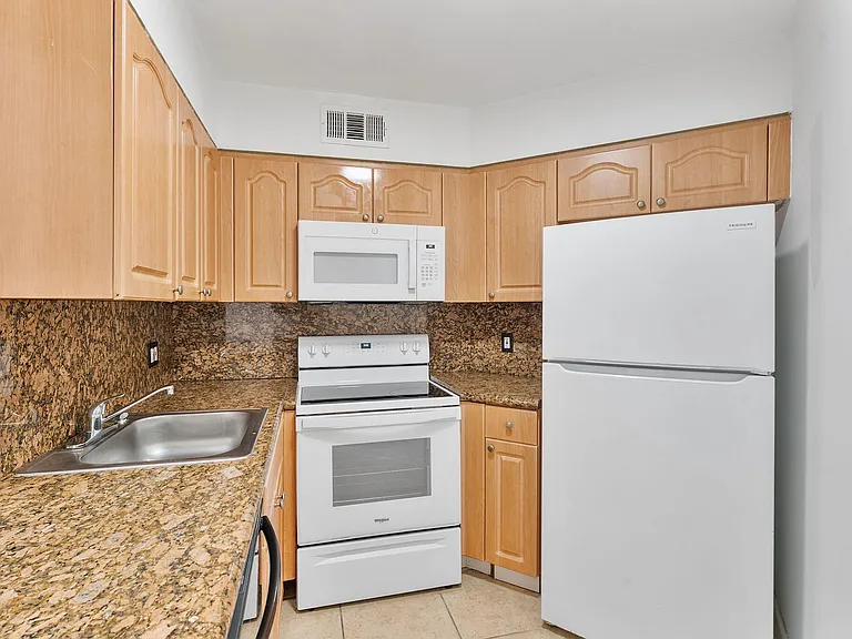 212 Lake Pointe Dr #302 — Photo 10