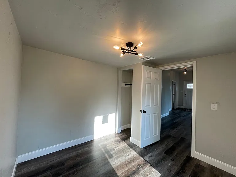 1317 E Broadway St — Photo 29