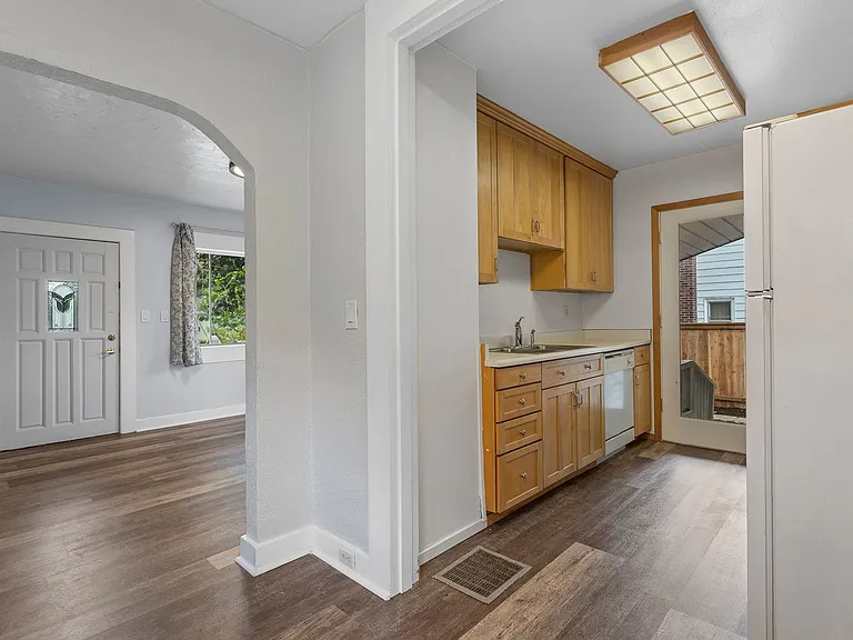 927 N Watts St — Photo 10