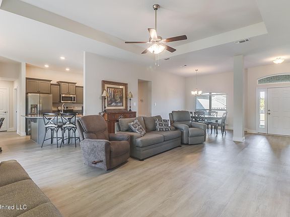 5th image of 15093 Emersyn Ln