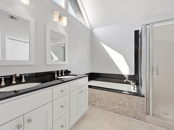 3rd image of 3889 Barnard Dr