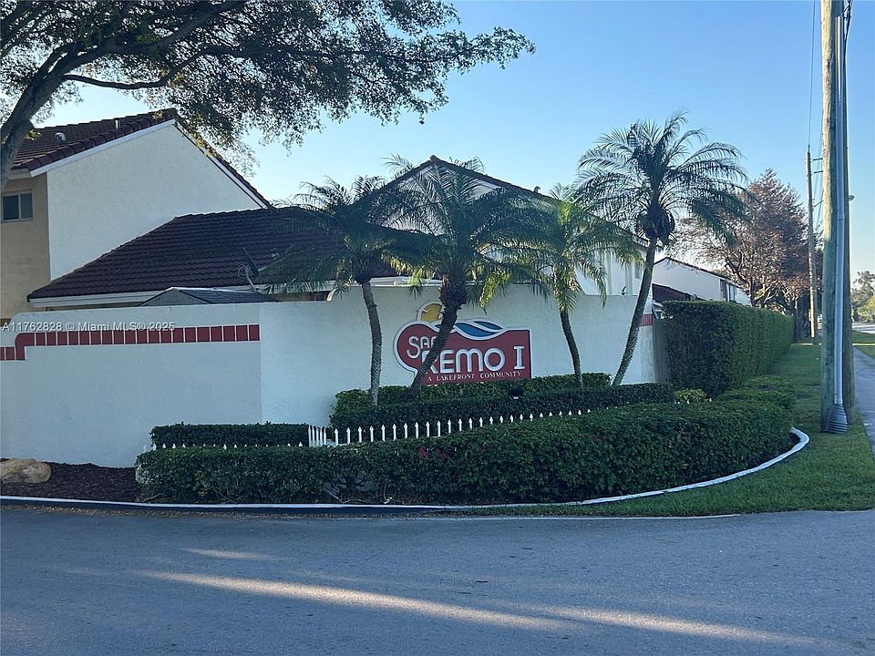 2nd image of 2412 San Remo Cir