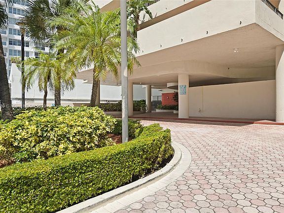 3rd image of 1621 Collins Ave APT 908