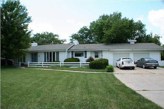 2nd image of 2911 N Lake Shore Dr