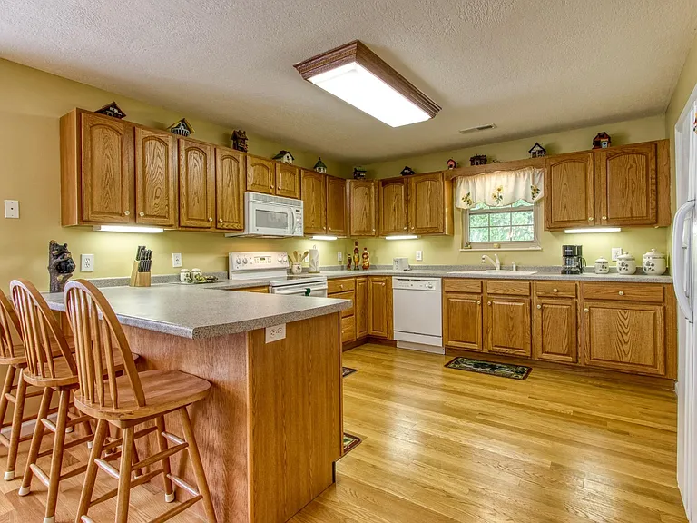 2913 Barnes Dr — Photo 8