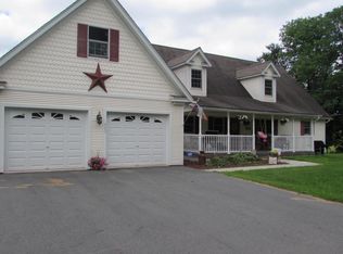 962 Calkins Rd, Milanville, PA 18443