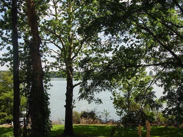 2nd image of 875 Lakehall Rd