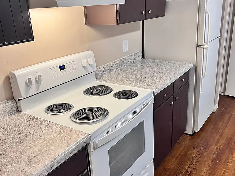 Bristol Square Apartments — Photo 276