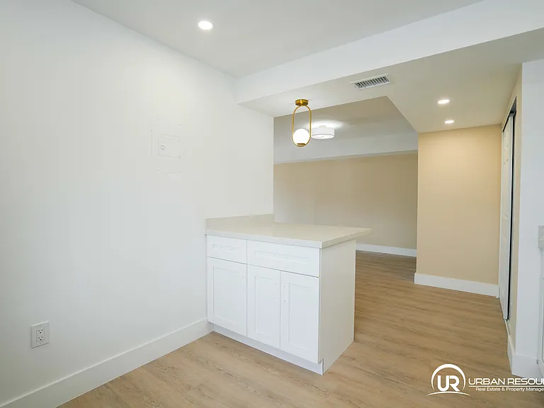 6960 Rue Vendome #201 — Photo 8