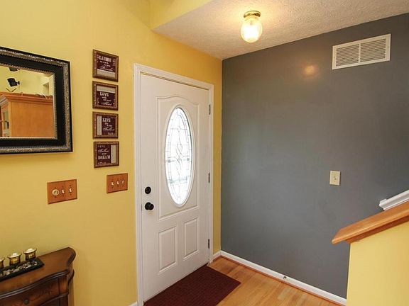 4th image of 64 Lantern Chase Dr