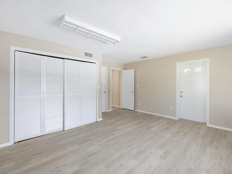 835 Royal Palm Pl — Photo 17