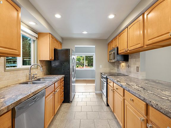 5th image of 1388 SE 28th Ave