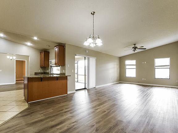 4th image of 336 Shorewood Dr